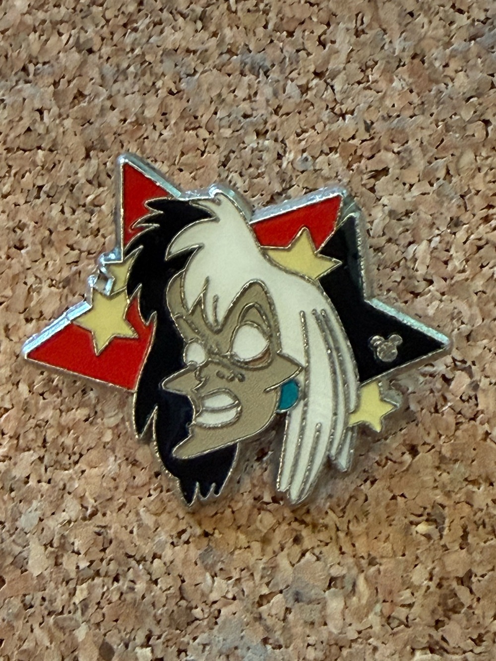 Disney Cruella De Vil  from 101 dalmatians Enamel Pin - hidden Mickey - 2012